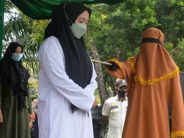 Ինդոնեզիայի նահանգներից մեկում կնոջը 100 անգամ մտրակել են անհավատարմության համար